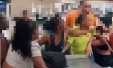 Mulheres brigam em supermercado após discutirem na fila do pão