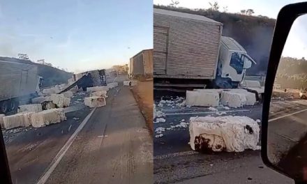 Carreta carregada com algodão bate em caminhão, tomba e pega fogo