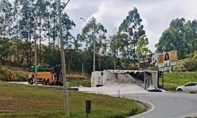 Motorista fica ferido após caminhão carregado com calcário tombar, no Trevo de Lavras