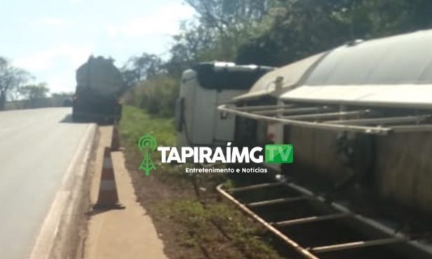 Tombamento de carreta-tanque deixa trânsito lento na BR-262, em Luz