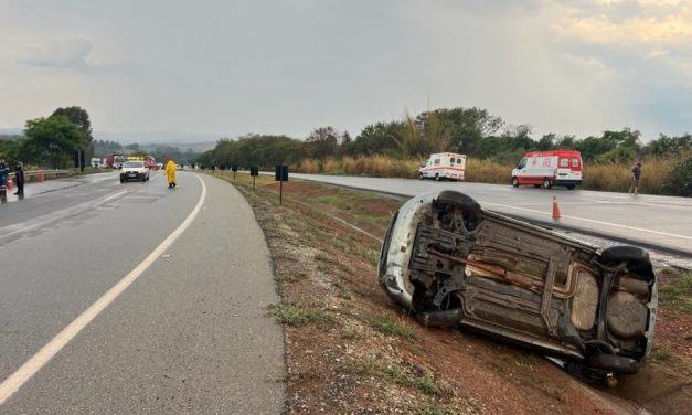 Homem morre e outro é socorrido de helicóptero após carro capotar na BR-262