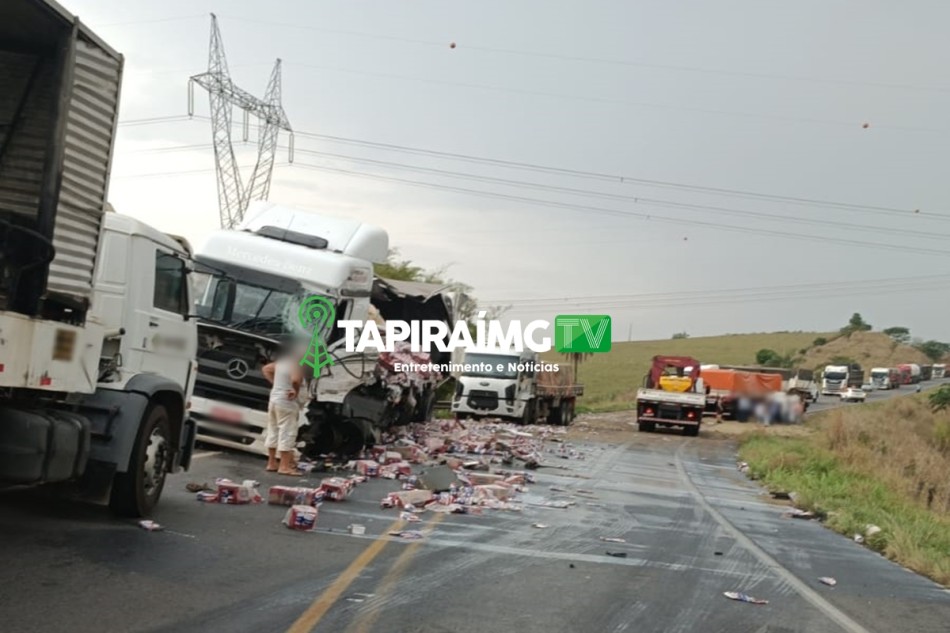 Motorista fica ferido após acidente entre carretas na BR-354, em Córrego Danta