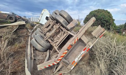 Carreta tomba em trevo da MG-050, em Formiga