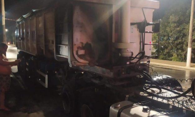 Carreta pega fogo em Arcos