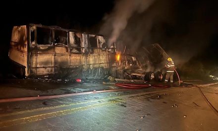 Carreta pega fogo na MG-170, em Moema