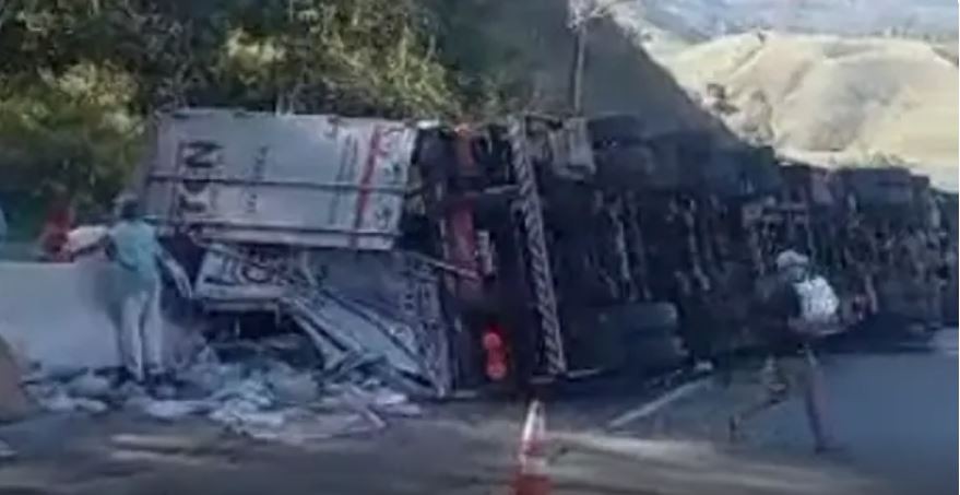 Carreta tomba e interdita parcialmente trânsito na BR-040