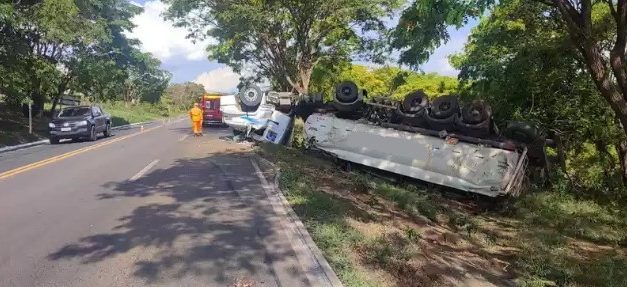 Carreta tanque capota na BR-146, e combustível atinge córrego