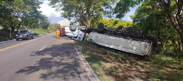 Carreta tanque capota na BR-146, e combustível atinge córrego