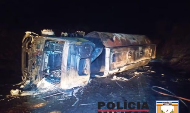 Caminhão com 20 mil litros de diesel tomba, pega fogo e fecha rodovia  em Pará de Minas