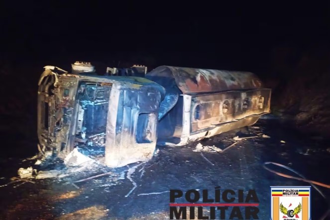 Caminhão com 20 mil litros de diesel tomba, pega fogo e fecha rodovia  em Pará de Minas