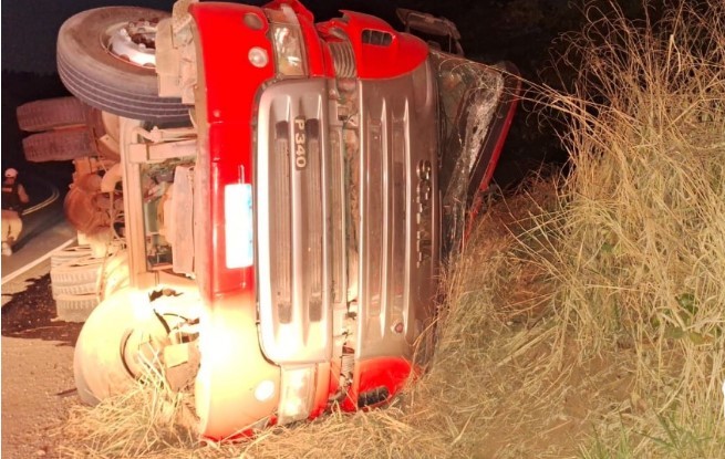 Homem fica ferido após carreta tombar na MG-170, em Arcos