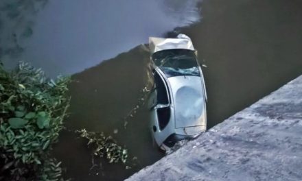 Pai e filho ficam feridos após carro capotar e cair em rio