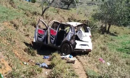 Homem morre após carro capotar e cair em ribanceira de 50 metros no interior de Minas