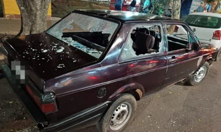 Motorista cai em blitz, fica revoltado ao saber que carro seria rebocado e ‘destrói’ o próprio veículo