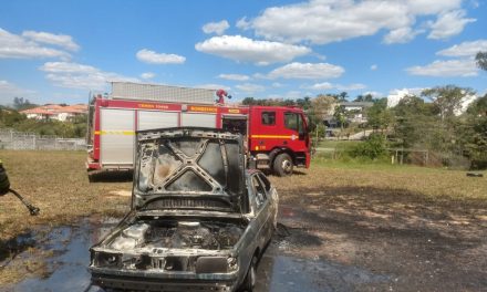 Bombeiros de Divinópolis combatem incêndio em veículo