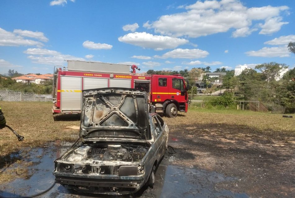 Bombeiros de Divinópolis combatem incêndio em veículo