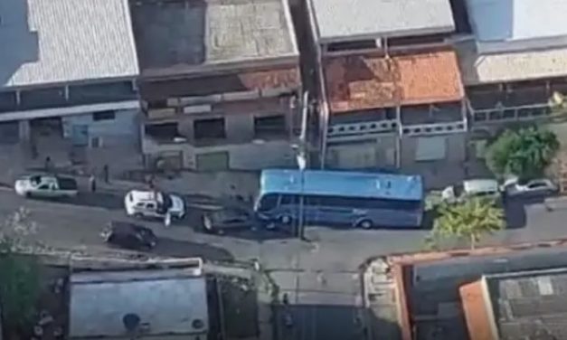 Carro sem motorista atropela mulher e colide contra ônibus em Minas