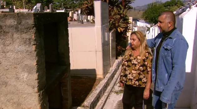Eletricista procura corpos de familiares desaparecidos em cemitério: ‘Cadê minha família?’