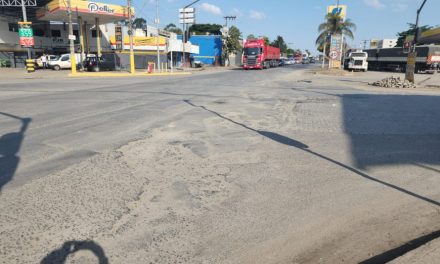 Motociclista fica gravemente ferido após colidir contra carro, em Arcos