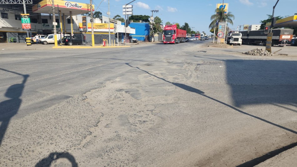 Motociclista fica gravemente ferido após colidir contra carro, em Arcos