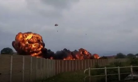 Criança morre após queda e explosão de avião militar