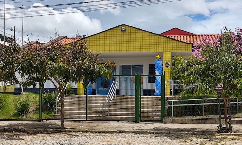 Criança é internada após queimar os pés em tampa de ferro superaquecida, em creche de Divinópolis