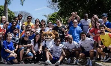 Cruzeiro recebe visita de torcedores surdos e com Síndrome de Down na Toca