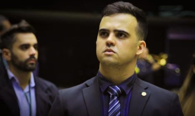 Deputado questiona governo Lula por compra de quase R$ 500 mil em flores