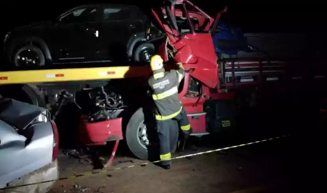 Acidente entre quatro carros e dois caminhões mata uma pessoa na MGC-135