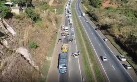 Engavetamento envolvendo cinco veículos fecha BR-262 e deixa dois feridos