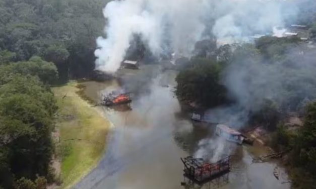 Operação da Polícia Federal destrói mais de 300 balsas do garimpo ilegal em rio da Amazônia