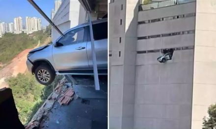 Hilux bate em muro e fica pendurada em condomínio de luxo