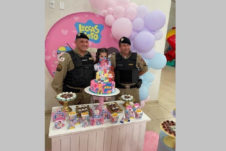 Crianças admiradoras da Polícia Militar participam de momentos ao lado de policiais em Formiga