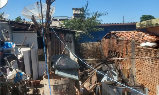 Bombeiros de Divinópolis combatem incêndio em residência