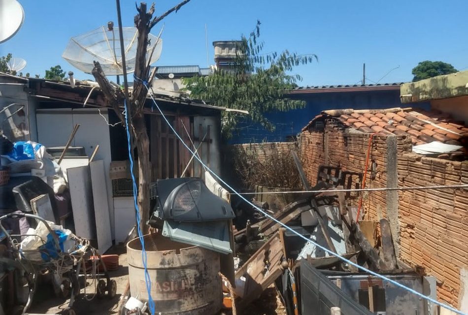 Bombeiros de Divinópolis combatem incêndio em residência