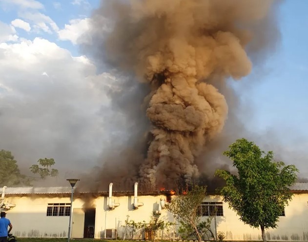 Nuvem de fumaça preta e chamas: Incêndio atinge laboratório da Universidade de Itajubá