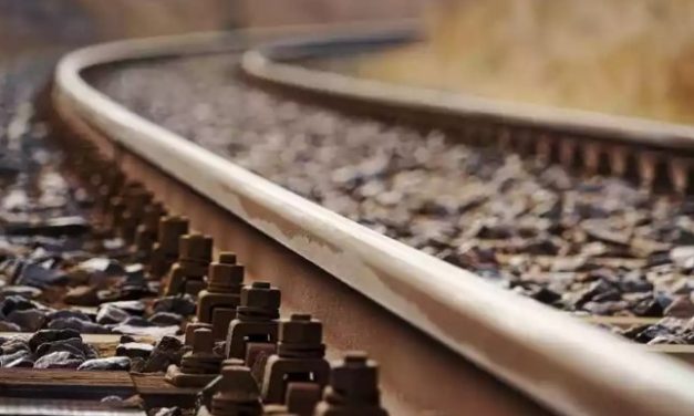 Motociclista sem CNH morre atropelado por trem no interior de MG