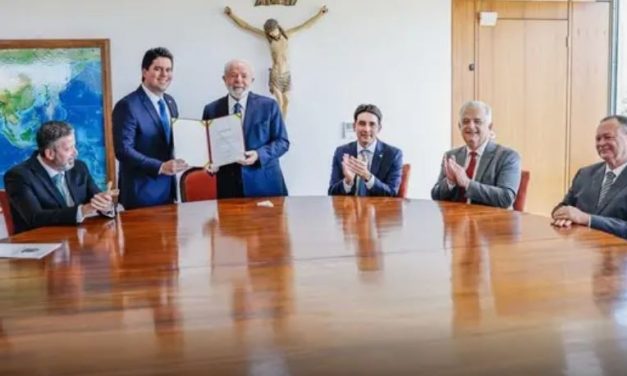 Lula faz primeira reunião de trabalho com ministros empossados nesta quarta (13)