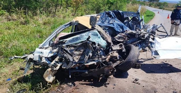 Mulher morre e filha de cinco anos fica ferida após acidente entre carro e carreta na BR-262