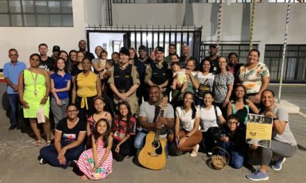 Membros da Igreja Mensageiros Church prestam homenagem à Polícia Militar, em Arcos