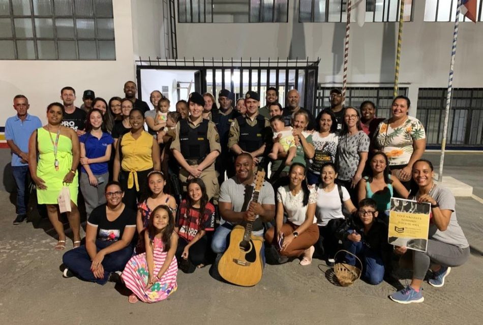Membros da Igreja Mensageiros Church prestam homenagem à Polícia Militar, em Arcos