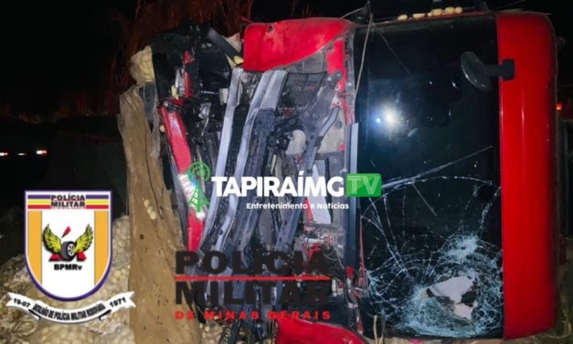 Motorista de carreta morre após ser lançado para fora da cabine, em Candeias