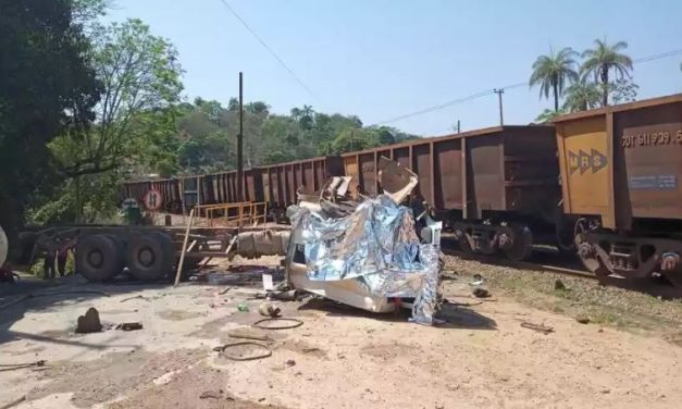Motorista de caminhão morre depois de ser atingido por trem em Minas