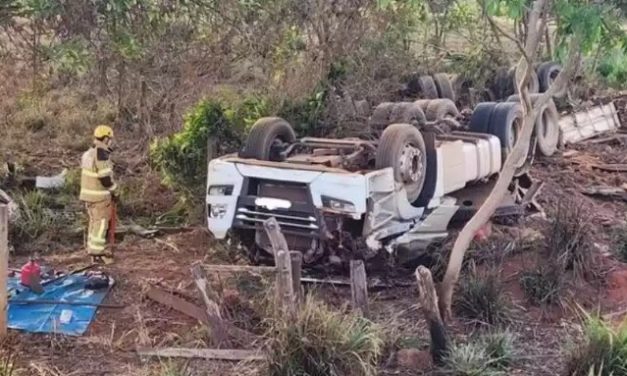 Motorista morre após carreta capotar em rodovia estadual