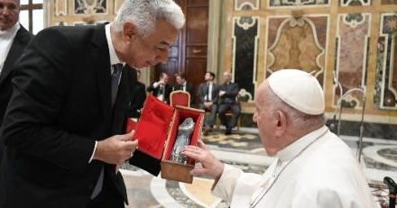 Papa Francisco ganha obra sacra feita por escultor mineiro