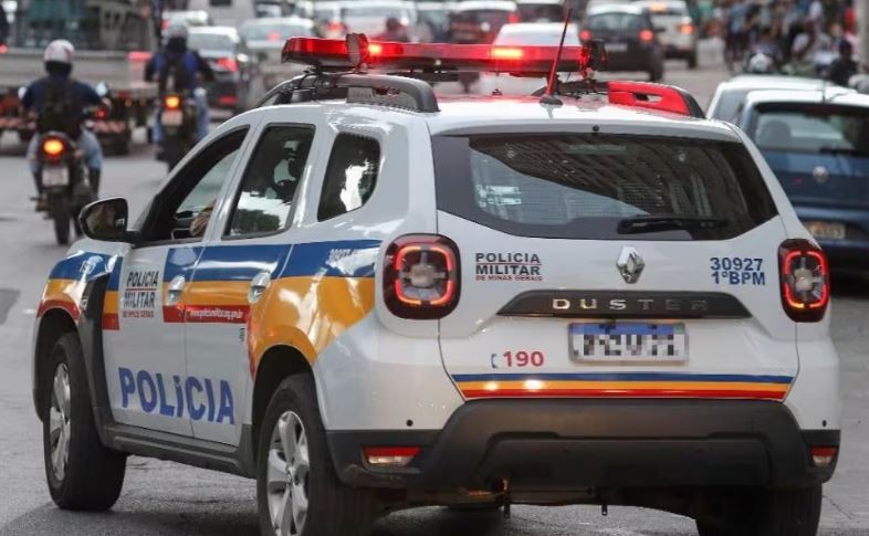 Jovem inabilitado foge da polícia e morre após bater de frente com ônibus