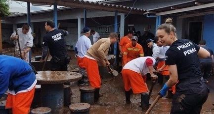 Presos saem da cadeia para limpar escolas atingidas por enchente no Rio Grande do Sul