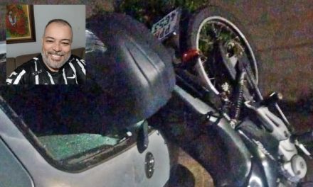 Professor morre após perder controle de moto e bater em carro estacionado