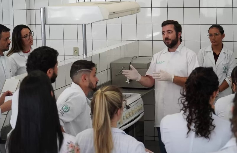 “Projeto de Qualidade do Leite”: Realizada aula inaugural no laboratório do Unifor-MG