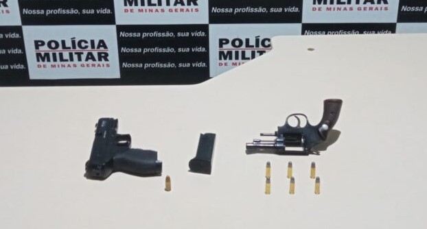 Revólver e réplica de pistola são apreendidos em Lagoa da Prata